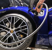 Schicke E-Autos und dicke SUVs Schicke E-Autos und dicke SUVs