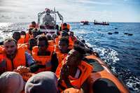 Seehofer schlägt eine Aufnahme für Migranten in Seenot vor Seehofer schlägt eine Aufnahme für Migranten in Seenot vor