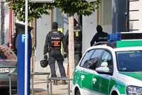 Polizei durchkämmt Wohnungen und Läden nach Drogen Polizei durchkämmt Wohnungen und Läden nach Drogen