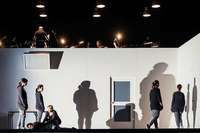 Morsezeichen aus dem Nebel – "4.48 Psychosis" an der Rheinoper Morsezeichen aus dem Nebel – "4.48 Psychosis" an der Rheinoper
