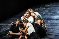 "Das große Heft" von Ágota Kristóf auf der Bühne des Basler Schauspiels "Das große Heft" von Ágota Kristóf auf der Bühne des Basler Schauspiels