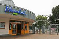 Bericht zu Schwimmbad-Chaos: Personal flüchtete vor Hunderten Störern Bericht zu Schwimmbad-Chaos: Personal flüchtete vor Hunderten Störern