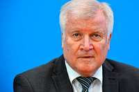 Seehofer verteidigt Vorstoß und warnt vor Flüchtlingskrise wie 2015 Seehofer verteidigt Vorstoß und warnt vor Flüchtlingskrise wie 2015