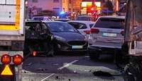 Lastwagen fährt auf mehrere Fahrzeuge auf Lastwagen fährt auf mehrere Fahrzeuge auf