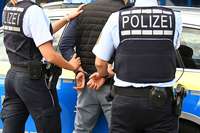 Randalierer in Gewahrsam – Polizei setzt Pfefferspray ein Randalierer in Gewahrsam – Polizei setzt Pfefferspray ein
