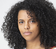 Fremde Frauen greifen ihr gern in die Locken Fremde Frauen greifen ihr gern in die Locken