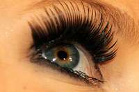 Zwei Frauen prügeln sich in Nagelstudio wegen falscher Wimpern Zwei Frauen prügeln sich in Nagelstudio wegen falscher Wimpern