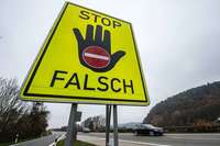 84-jährige Falschfahrerin wendet auf der Autobahn bei Lörrach ihr Auto 84-jährige Falschfahrerin wendet auf der Autobahn bei Lörrach ihr Auto