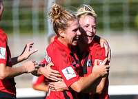 Die Frauen des SC Freiburg feiern den ersten Heimsieg der Saison Die Frauen des SC Freiburg feiern den ersten Heimsieg der Saison