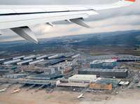 Feuerwehr evakuiert Hotel am Flughafen Stuttgart bei Brand Feuerwehr evakuiert Hotel am Flughafen Stuttgart bei Brand