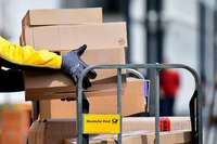 Mitarbeiter der Deutschen Post erhalten 300 Euro Bonus Mitarbeiter der Deutschen Post erhalten 300 Euro Bonus