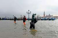 Venedig testet Sechs-Milliarden-Euro-Projekt gegen Hochwasser Venedig testet Sechs-Milliarden-Euro-Projekt gegen Hochwasser