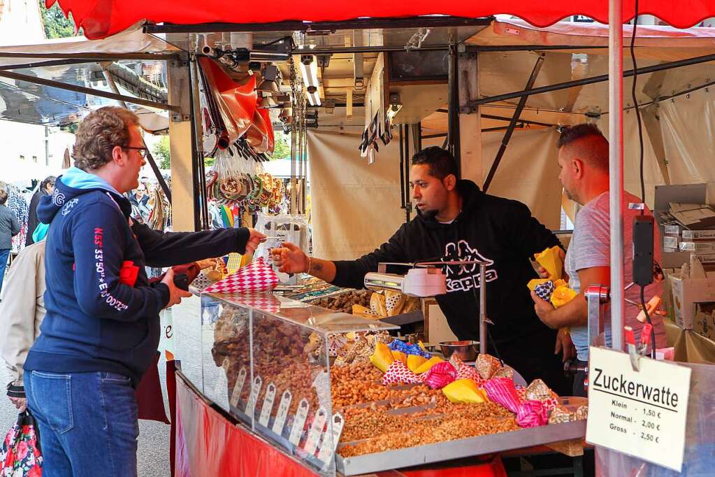 Rund H Ndler Boten Beim Jahrmarkt In Eichstetten Ihre Waren An