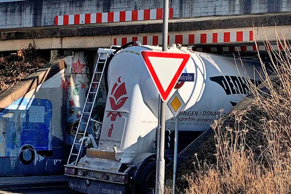 Wieder Steckt Ein Lastwagen Unter Einer Br Cke Fest Denzlingen