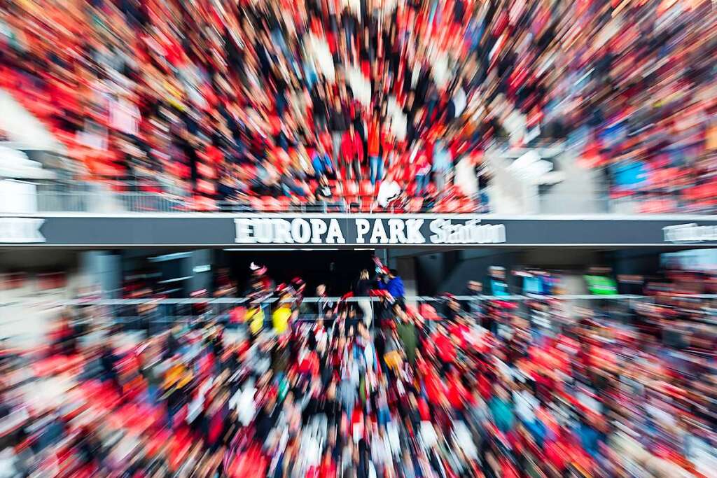 SC Fans ärgern sich über leere VIP Plätze im Europa Park Stadion SC