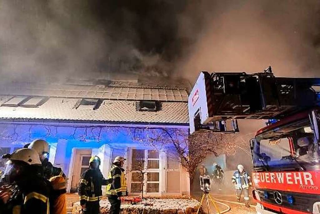 Feuerwehr Großeinsatz in Vörstetten Carportbrand greift auf Wohnhaus