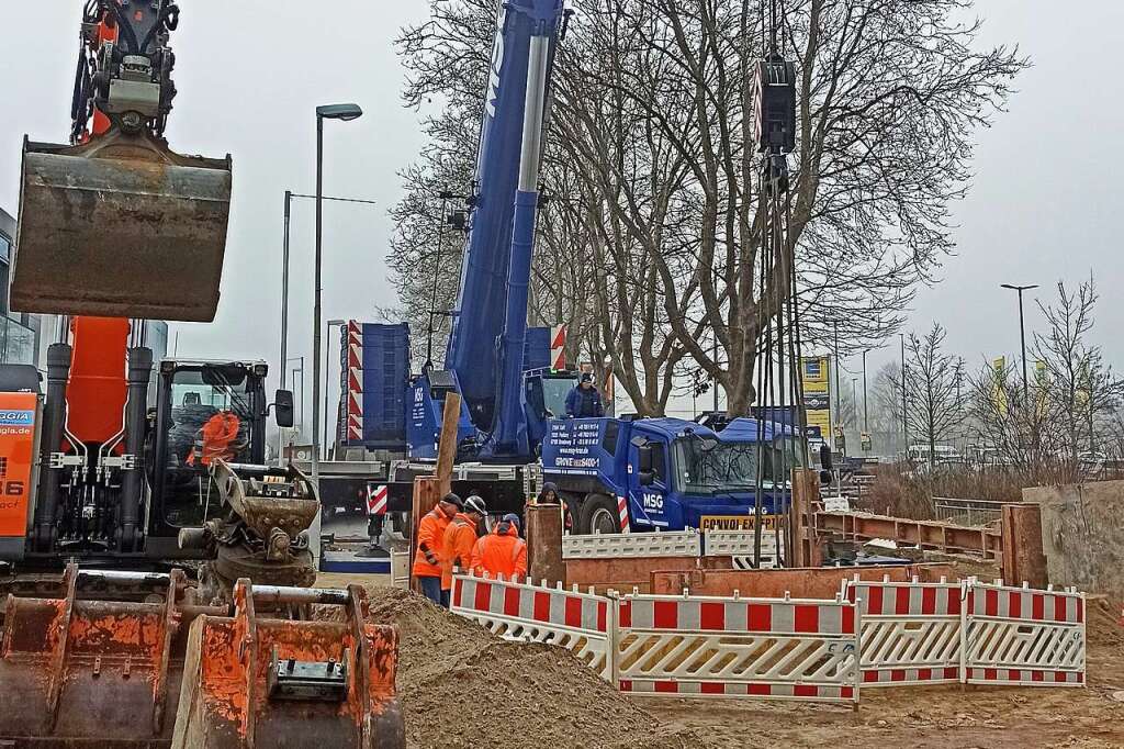 Schweres Ger T War An Der Kanalbaustelle In Endingen Im Einsatz