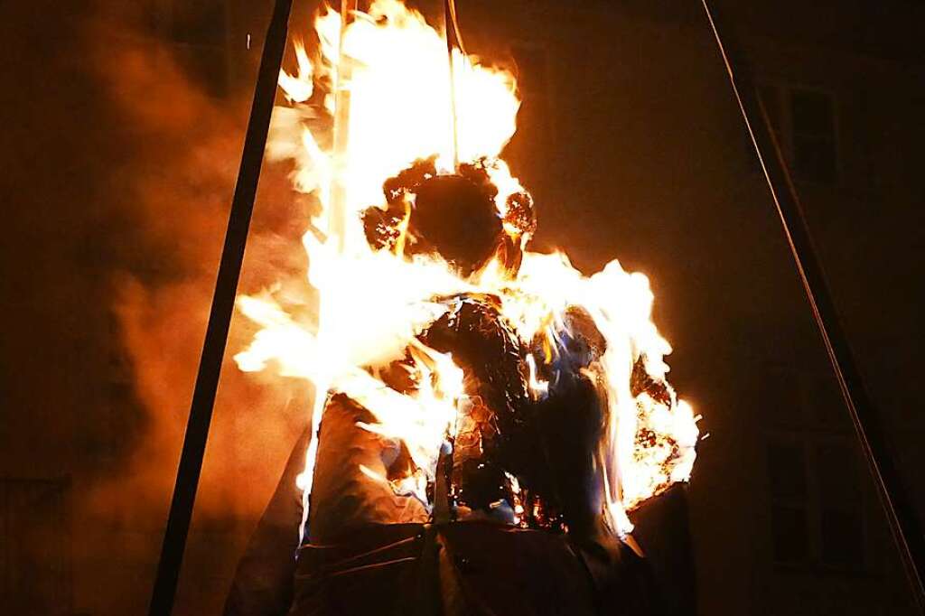 H Lerumzug Und B G Verbrennung Beenden Fasnacht In Bad S Ckingen