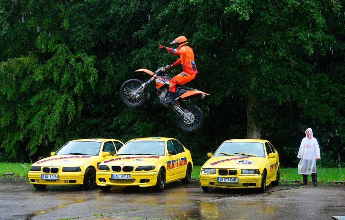 Autos und Motorräder im Flugmodus Stunt Show in Elzach Elzach