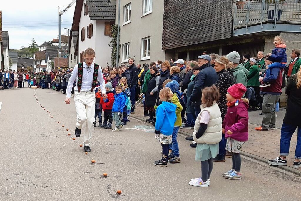 Das Eierspringen Feiert In Nordweil Ein Comeback Kenzingen Badische