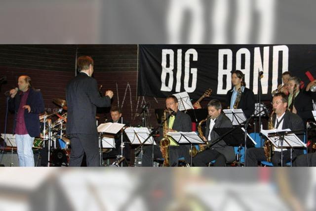 Zwei Big Bands an der Allee