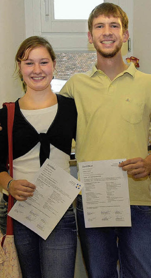 Antonia Obrecht und Patrick Flamm knn...r Zertifikat als Jugendleiter freuen.   | Foto: Markus Zimmmermann-Drkop
