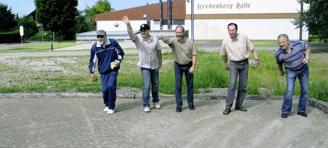Rainer Kupke, Ralf Obergfll, Wilfried...der Weintraubenannahmestelle befindet.  | Foto: Dennis zkan