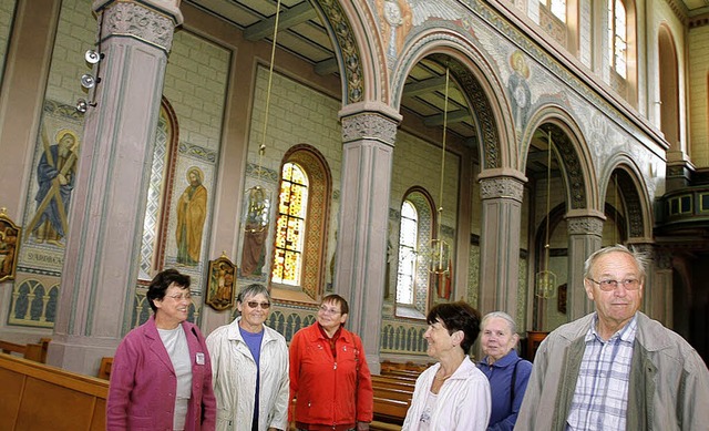 Mit Stadtfhrerin Helgard Schmuck (lin...iel ist die Kirche St. Peter und Paul   | Foto: Heidi Fssel