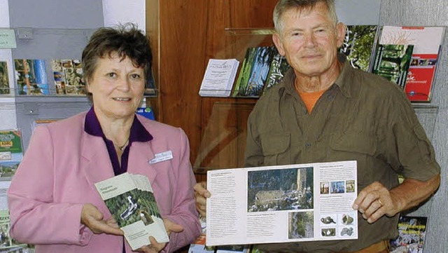 Der erste Flyer ber die Burgruine Wie...zenden Gottfried Nauwerck in Empfang.   | Foto: WOLFGANG ADAM