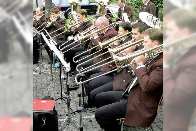 Blasmusik unter den Dorfstbli-Kastanien