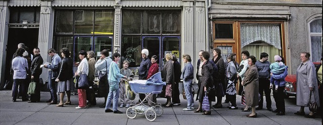 Mit der Einfhrung der Marktwirtschaft...wunden: lange Schlangen vor den Lden   | Foto: HAUN