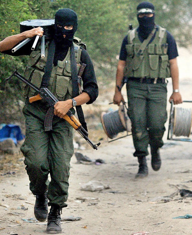 Geordneter Rckzug: Hamas-Kmpfer verl...erstag ihre Position im Gazastreifen.   | Foto: dpa