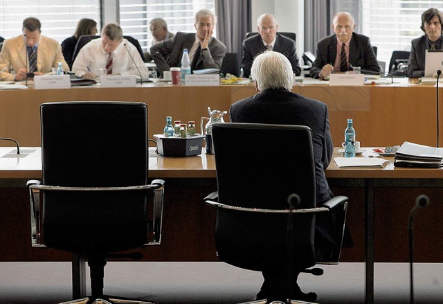 Der Auenminister im Verhr: Steinmeier  vor dem Untersuchungsausschuss  | Foto: dpa