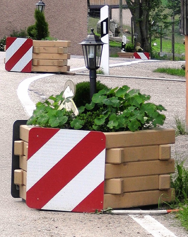 Blumenkbel sollen am Wilmershof in Schwrzenbach Autofahrer bremsen.   | Foto: T. Winckelmann
