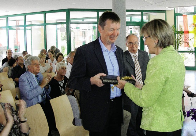 Ein Prsent und Glckwnsche fr den n... Bildmitte Konrektor Gerhard Wissler.   | Foto: mario schneberg