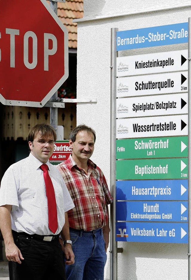 Brgermeister Carsten Gabbert (links) ...d Ams prsentieren die neuen Schilder.  | Foto: C. Breithaupt