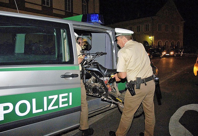 Nach einem erstklassigen Viertelfinals...-Bike der Polizei direkt in die Arme.   | Foto: volker mnch