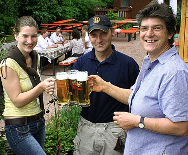 Prost: Im neuen Biergarten Unter der L...ephan Sulzberger und Marlies Httich    | Foto: DIETER MAURER