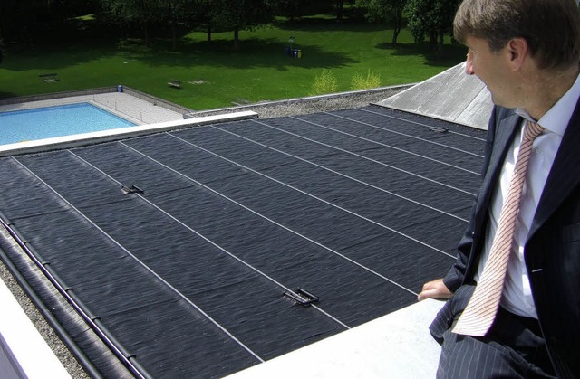 Innovative Solar-Absorber-Technik heiz...chts im Bild: Bderchef Rolf Rubsamen   | Foto: SUSANNE MLLER
