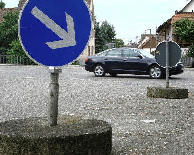 Wer hatte die   Schilder verstellt? Di...offt auf Zeugen der gefhrlichen Tat.   | Foto: Langelott