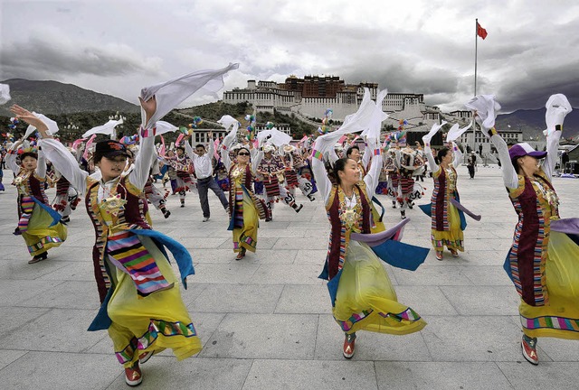Tibeterinnen ben einen Tanz, mit dem ... die 1000 Menschen in  Gefngnissen.    | Foto: AFP