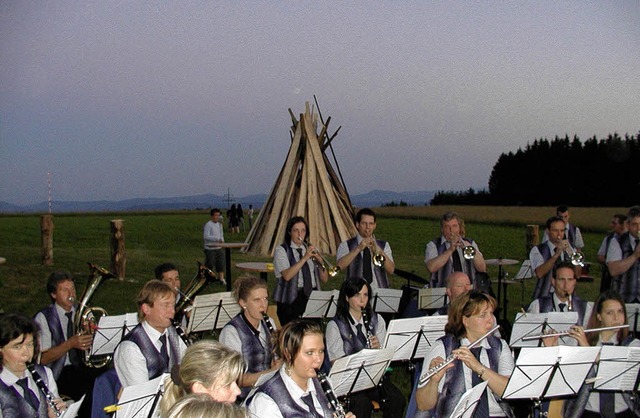 <Bildtext>Vor malerischer Landschaftsk...isierten Sonnenwendfestes. </Bildtext>  | Foto: Wolfgang Adam