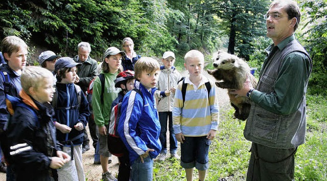 Frithjof Simon zeigte den Kindern einen ausgestopften Dachs.   | Foto: Michael Saurer