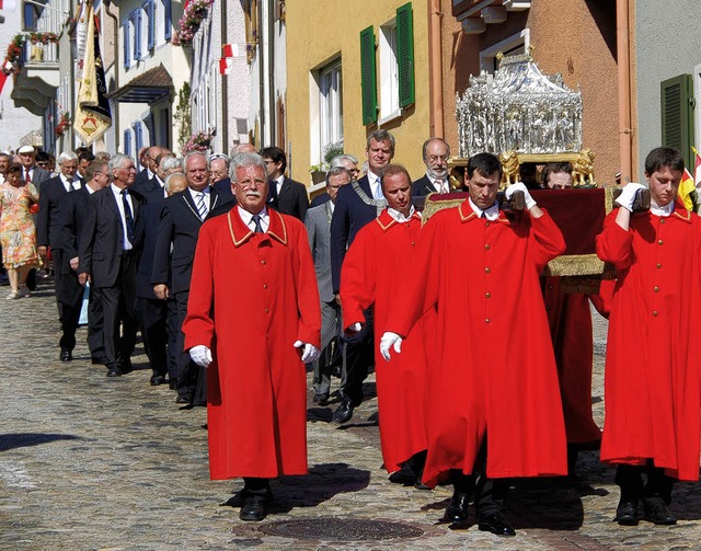 Bei der Prozession wird der berhmte Silberschrein  durch die Stadt getragen.   | Foto: Hans -Jochen Voigt