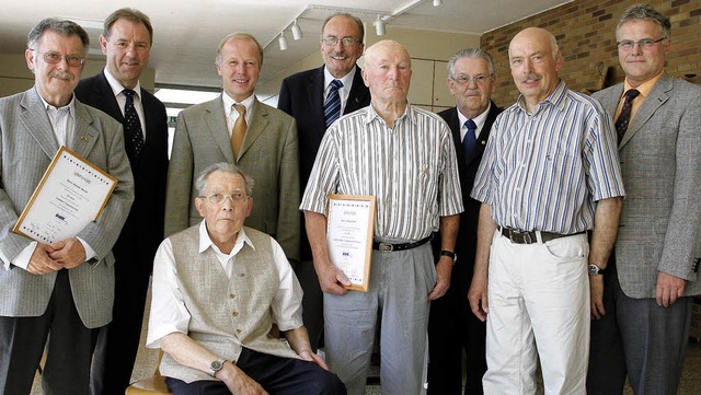 Zahlreiche Gratulanten traten an, um W...e langjhrige Treue zum VdK zu danken.  | Foto: Heidi Fssel