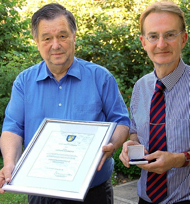 Lothar Bhnert (links) erhlt anlssli...enstmedaille der Stadt Bad Krozingen.   | Foto: Markus Donner