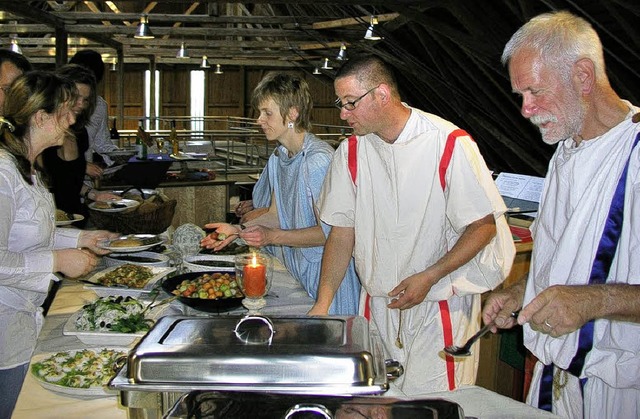 Tafelten auf  wie im alten Rom: Eckart... Norbert Boos (von rechts ) am Bfett   | Foto: BEathalter