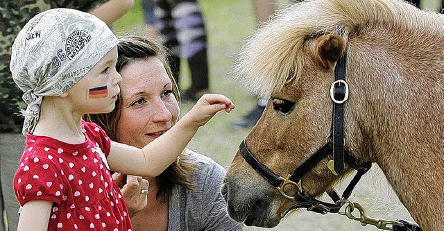 Keine Berhrungsngste: kleiner Mensch trifft kleines Pferd   | Foto: Mller