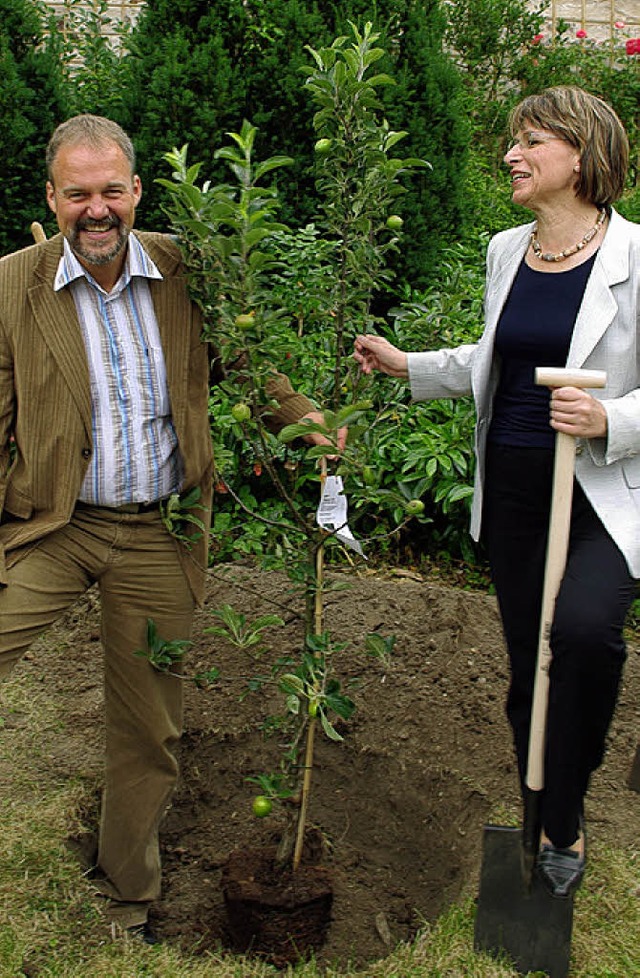 Michael Wolf und Edith Schreiner pflanzen ein Apfelbumchen.<?ZE?> 