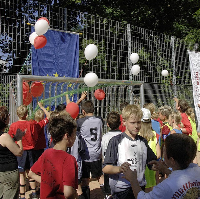 Neue Tore fr den Bolzplatz im Kleinfe...den am Samstag offiziell  eingeweiht.   | Foto: volker mnch